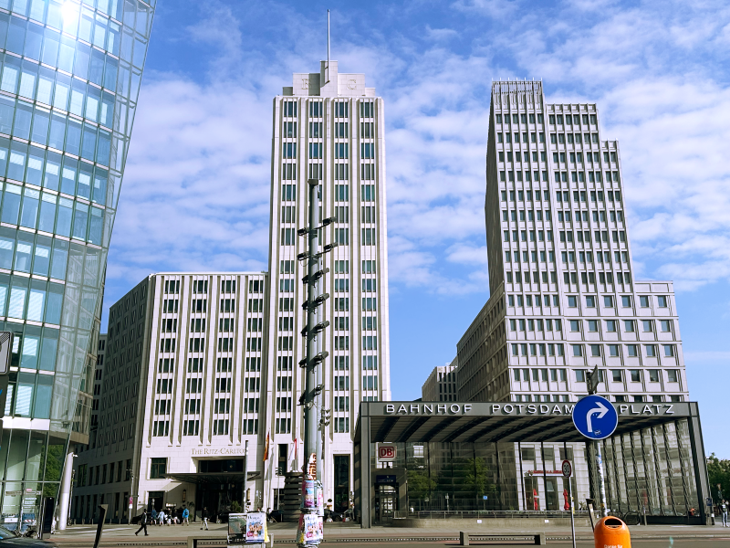 Am Wochenende ging es mit Freunden nach Berlin, aber diesmal ohne Wohnmobil. Freitag Mittag fuhren wir Richtung Berlin, machten aber vorher einen Abstecher ins Outlet Center Wustermark.  