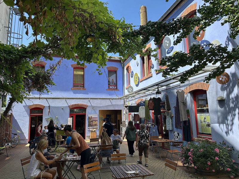 Unsere Wohnmobiltour nach Leipzig und Dresden begann mit einer Übernachtung auf dem Wohnmobilstellplatz Blankenburg. Schon bei der Ankunft fiel uns die ruhige und gepflegte Atmosphäre auf – ein idealer Platz, um entspannt in die Reise zu starten.