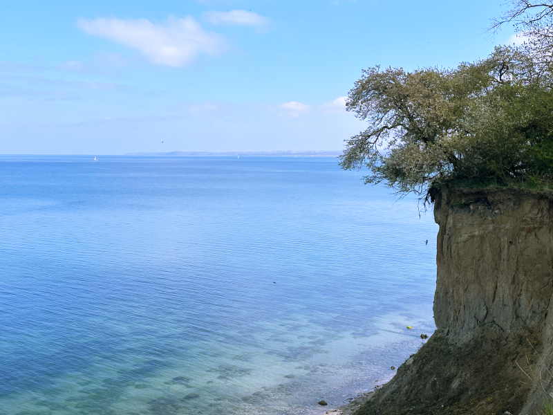 Die Ostertage bieten immer eine tolle Möglichkeit ein paar Tage dem Alltag zu entfliehen. In diesem Jahr war unser Ziel die Ostsee, genauer gesagt, Travemünde. Vorab hatten wir uns schon auf dem Campingplatz Ivendorf einen Stellplatz gebucht.   Am Donnerstag ging es dann zur Mittagszeit los Richtung Norden. Selbstverständlich waren auf der Hamburger Autobahn viele Staus und die Anfahrt dauerte 4 Stunden, statt normal 2,5-3 Stunden. Aber wir erreichten trotz Stau gut gelaunt unseren ersten kurzen Stop, Karls Erdbeerhof in Warnsdorf. 