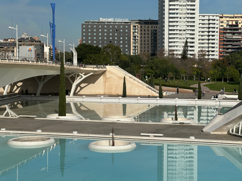 Unsere Mittelmeerreise mit der AIDAluna begann ungewöhnlich früh. Bereits um 5 Uhr morgens starteten wir von Hannover in Richtung Mallorca. Die frühe Anreise hatte jedoch einen klaren Vorteil: Wir waren sehr früh am Hafen und gehörten zu den ersten Gästen an Bord. Das Gefühl, ein fast noch ruhiges Schiff zu betreten, hatte etwas Besonderes.
