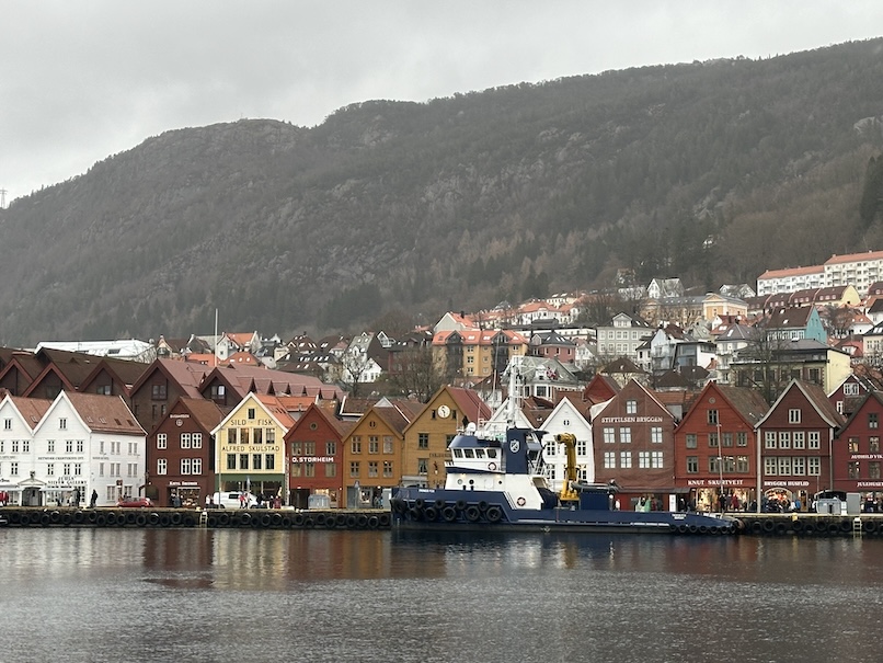  Das Schiff lag direkt in Bergen und zur Innenstadt waren es zu Fuß nur 10 Minuten. Schon beim ersten Blick auf die Stadt zeigte sich ihre charakteristische Kulisse mit bunten Häusern und den umgebenden Bergen.  Nach der Ankunft begaben wir uns auf einen Spaziergang durch Bergen. Zunächst erkundeten wir das historische Hanseviertel Bryggen, das mit seinen schiefen Holzhäusern und engen Gassen einen 