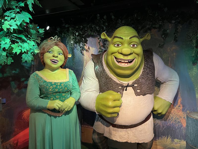 Unsere Wohnmobiltour führte uns nach Amsterdam, wo wir auf dem Campingplatz Zeeburg übernachtet haben. Der Platz liegt etwas außerhalb des Stadtzentrums, ist aber wunderbar am Wasser gelegen und hat eine entspannte, internationale Atmosphäre. Mit der Straßenbahn, die ganz in der Nähe hält, erreicht man das Zentrum in nur wenigen Minuten – ideal, um die Stadt stressfrei zu erkunden.