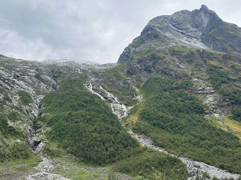 Bei strahlendem Sommerwetter begann unsere Reise mit dem Wohnmobil. Schon beim Losfahren lag diese besondere Aufbruchsstimmung in der Luft, die nur ein Urlaub voller Freiheit und Abenteuer verspricht.  Unsere erste Etappe führte uns nach Flensburg. Der Stellplatz war gut gefüllt – offenbar hatten viele die gleiche Idee, das schöne Wetter auszunutzen. Trotz des Andrangs herrschte eine angenehme Atmosphäre. Wir kamen schnell mit anderen Reisenden ins Gespräch und lernten nette Menschen kennen, die ihre eigenen Geschichten und Tipps mit uns teilten.